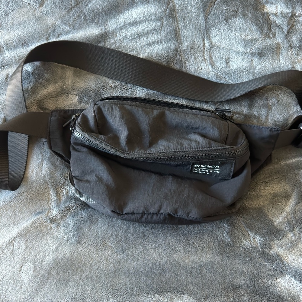 Lululemon clean lines belt bag